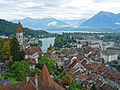 Blick auf Thun, Aare und Thunersee vom Schloss