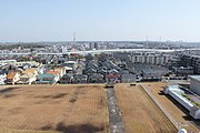 配水塔から緑区東部を望む。下の空地は配水池である。奥の高架道路は名古屋第二環状自動車道。