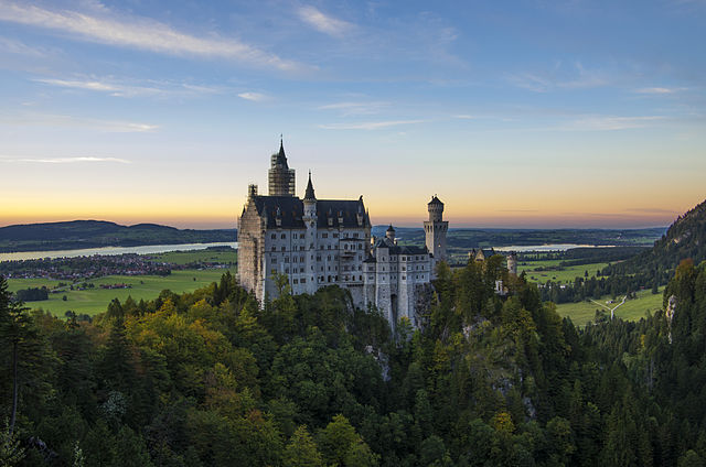 640px-Neuschwanstein_at_sunset.jpg