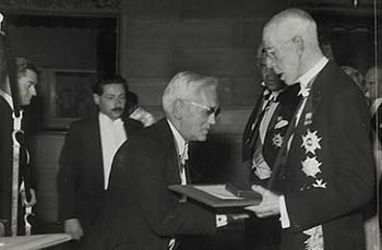 English: Alexander Fleming receives the Nobel ...