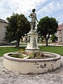 Dorfbrunnen mit Statue