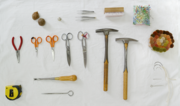 photo d'une quinzaine d'outils pour réparer un tapis (marteaux, ciseaux, pincettes, petites tenailles, etc/