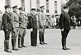 Fra et NS-arrangement på Slottsplassen i Oslo: fra venstre Thorvald Thronsen (stabssjef for Rikshirden), Arthur Qvist (øverste sjef for Den Norske Legion), Jonas Lie (politiminister), Langlie, Karl Leib (leder for Germanische Leitstelle) og Quisling. Foto: Max Ehlert, 14. juni 1942/Riksarkivet