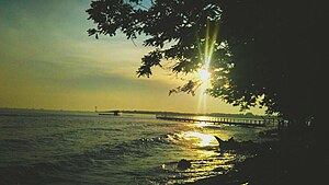 Pantai Tanjung Lesung, mit dem gleichnamigen Kap im Hintergrund