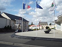 La place Eric Tabarly et le parvis de la mairie.