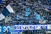 Le kop ciel et blanc au stade de la Meinau.