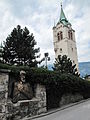 Schwaz, toren (der Friedhofsturm) met buste van Ludwig Penz