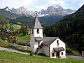 Zypriankirche mit Rosengarten