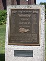飾り板は戦死したアメリカの潜水艦乗組員を記念している。表題を意訳すると「いまだ哨戒より帰還せず」となる。