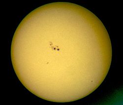 2004年6月22日的太陽黑子影像。(圖片來源：維基百科)