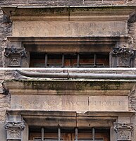 Inscription en latin rue Félix : TOGUATI MAINERII EDES / LINGUA CONSTRUCTE FLORENT ("La demeure construite par l'éloquence du professeur Maynier est florissante")