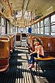 Tramvayın içinde oturan küçük bir kız