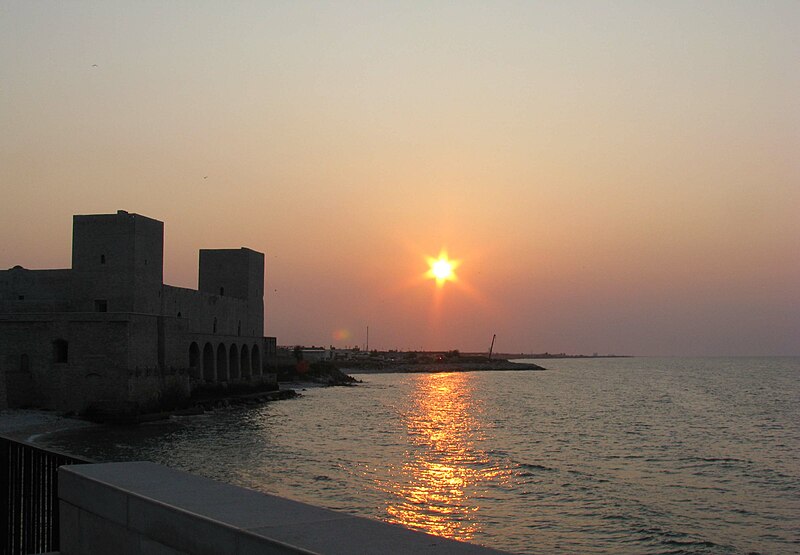 800px Trani Castello Tramonto