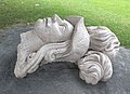 Granitskulptur Trierer Märtyrer von İskender Yediler, Darstellung des Kopfes von Thyrsus auf der sog. Märtyrerwiese vor der Basilika St. Paulin