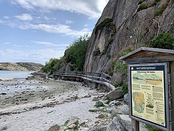 Skylt vid stigen som leder genom naturreservatet.