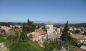 Vue sur le village, avec le Mont Ventoux en fond.