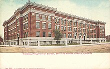 Carte postale représentant un grand bâtiment en briques rouges aux multiples fenêtres.