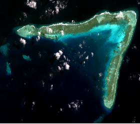 Image satellite du récif Whitsun prise par la NASA en 2011. Des bancs de sable le long de la rive nord sont visibles.