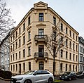 Mietshaus in geschlossener Bebauung in Ecklage, mit Vorgarten