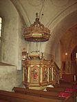 Predikstolen står uppställd på resterna av ett medeltida altare.