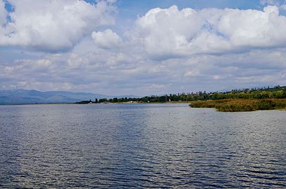 Езерото погледнато од новоотворената плажа во Сливница