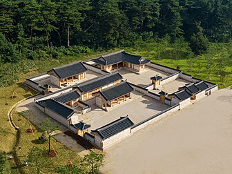 Jaesil para Sejong, o Grande. Foi construído em 1469, mas demolido sob o domínio japonês e reconstruído em 1970. O jaesil cumpre várias funções: serve como casa do guardião da tumba e para o armazenamento do inventário ritual. É também um lugar para a preparação dos ritos da família real. (definição 4 000 × 2 998)