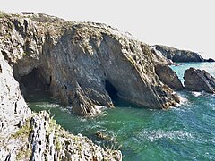 Grottes dans les falaises entre le hameau d'Elléouët et celui de Pen-ar-Roz.