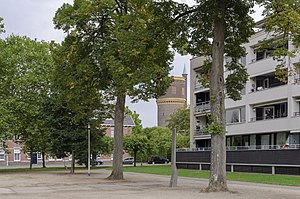 Van links naar rechts: een gebouw van de Kromhoutkazerne, de watertoren van Tilburg en nieuwbouw bij de aanleg van het kromhoutpark.