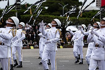 国防部三军联合乐仪队10日在国庆典礼上演出，乐队演奏磅礡乐曲，搭配仪队操枪及队形变换，展现官兵勤训精练的成果。