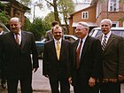 Von links nach rechts: Alexei Jakunitschew (Bürgermeister), Alexander Bykow, James Collins (Botschafter der USA) und Iwan Pozdnjakow (der stellvertretende Gouverneur der Oblast Wologda) am 25. Juni 1998.