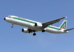 Green cheatline on an Alitalia Airbus A321.