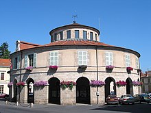 Photo en couleurs d'un bâtiment circulaire avec arcades