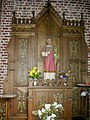 En la capilla, un retablo y la estatua de San Piatón