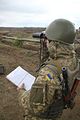 Soldado ucraniano usando um capacete SSh-60 durante um treinamento de artilharia, 24 de março de 2016.