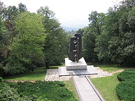 Памятник советским ветеранам войны, установленный на месте катастрофы