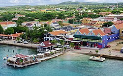 Bonairen hallinnollisen keskustaajaman Kralendijkin satama-aluetta.