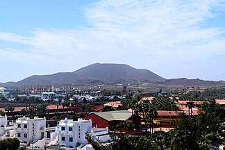 Blick über Corralejo auf die Vulkane