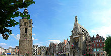 Photographie montrant les monuments historiques de la Grand-Place : beffroi, hôtel de ville et façades