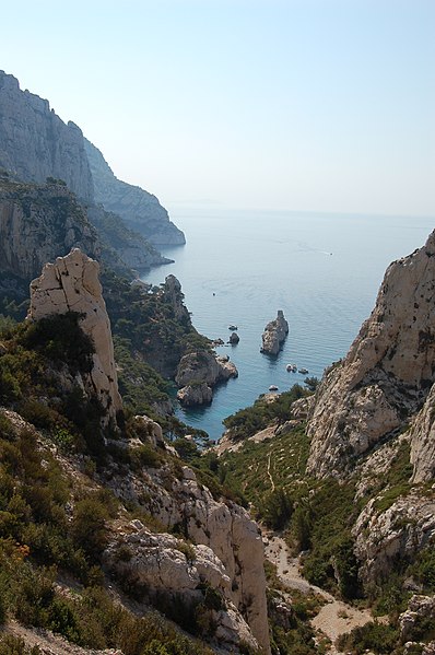 http://upload.wikimedia.org/wikipedia/commons/thumb/3/38/Calanque_de_Sugiton.JPG/398px-Calanque_de_Sugiton.JPG