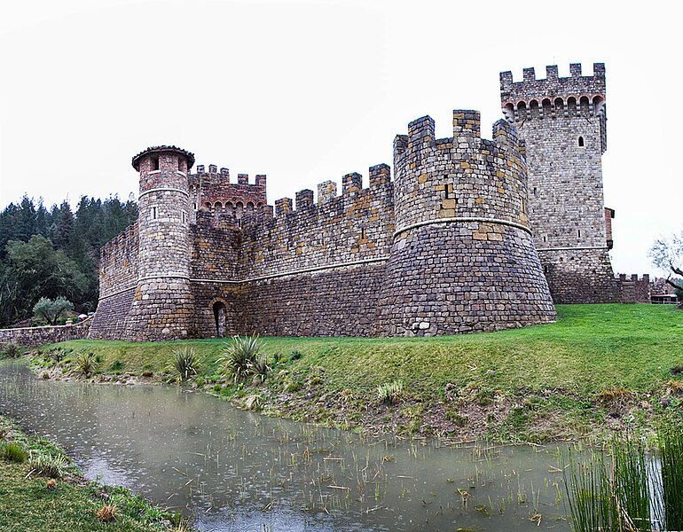 File:Castello-di-Amorosa-moat.jpg