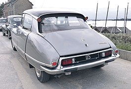 Une Citroën DS 20, vue de ¾ arrière.