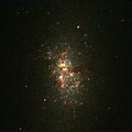Iwwerlagerung vu Fotoe vum Hubble-Weltraumteleskop (blo: 550 nm, gréng: 790 nm) a mam VLT (rout: 2160 nm)