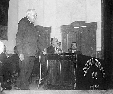 Heraclio Botana (de pé) e Martínez Garrido nun acto socialista en Vigo.