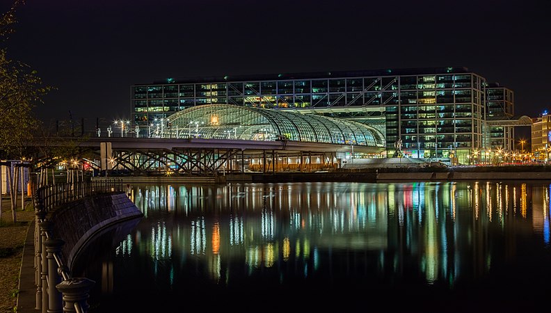 圖為德國柏林火車總站的夜景。該站於2006年5月竣工開放，建於遠在1871年建成的萊爾特車站的舊址之上。萊爾特車站曾是連接柏林與萊爾特（漢諾威附近的一個市鎮）之鐵路的終點站，該柏林－萊爾特鐵路（德語：Berlin-Lehrter Eisenbahn）亦是德國最重要的東西向鐵路。1987年，為慶祝柏林建成750年，站點開始了大幅的翻修、重建；終於於2006年，全新的火車總站面世。