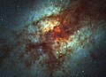 Aufnahme des Zentrums von Arp 220 in drei Spektralbereichen, zwei im sichtbaren Licht und einer in nahen Infrarot, mithilfe des Hubble-Weltraumteleskops[4]