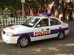 Белая полицейская машина