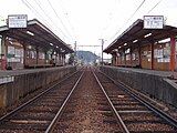 駅全景（2012年10月。柱の色が朱色だった頃（踏切から撮影））