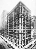 Home Insurance Building, William Le Baron Jenney, Chicago, 1885. La reconstrucción de la ciudad tras el incendio de 1871 permitió diseñar con libertad edificios como éste: de 42 metros de altura gracias al uso estructural del acero, es el precedente de los rascacielos, aunque tan sólo contaba con diez pisos. El incremento de las dimensiones de los edificios de oficinas o viviendas hubiera sido del todo inútil sin las innovaciones simultáneas de la era de la electricidad que posibilitaron los rápidos desplazamientos de masas que caracterizan la vida urbana contemporánea: en vertical (el ascensor) y en horizontal (metro, tranvía y otros transportes públicos).