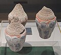 Modèles de stupa en poterie peinte