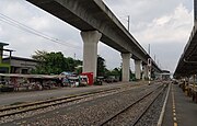 駅構内（奥がエアポート・レール・リンクのフアマーク駅）